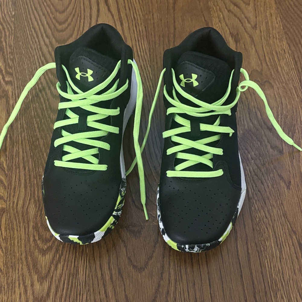 Size 7 (Big Kids) Under Armour Black and Lime Basketball Shoes